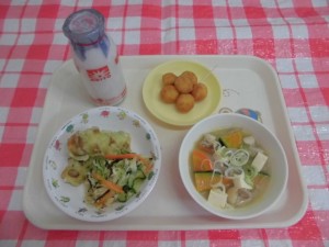 竹輪のいそべ揚げ・田舎汁・こんぶあえ ≪おやつ≫　牛乳・きなこだんご