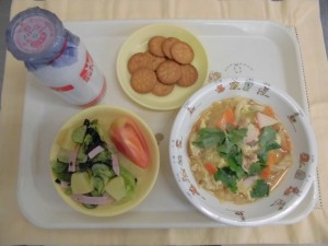 親子丼・ごまドレッシングサラダ・トマト ≪おやつ≫　牛乳・ミレーフライ
