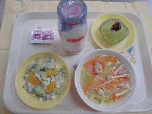 食パン・いちご＆マーガリン・サンスータン・ツナサラダ ≪おやつ≫　牛乳・抹茶小倉むしパン