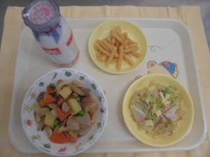 いり鶏・おかかチーズあえ ≪おやつ≫　牛乳・きなこマカロニ