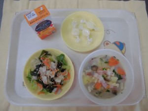 スキムミルクスープ・豚しゃぶサラダ ≪おやつ≫　オレンジジュース・チーズキャッチ