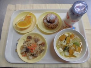 切干大根の煮物・かぼちゃのみそ汁・オレンジ ≪おやつ≫　牛乳・ごまドーナツ