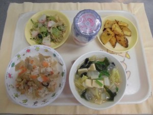 鶏五目ごはん・凍り豆腐のみそ汁・のりあえ ≪おやつ≫　牛乳・大学いも