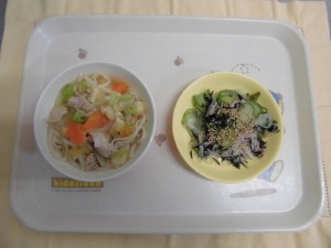 煮込みうどん・海藻サラダ