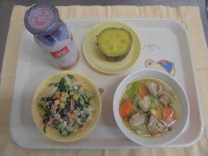 コッペパン・ポパイサラダ・野菜カレースープ ≪おやつ≫　牛乳・ふかし芋