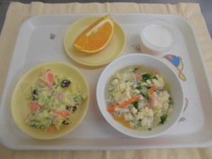 米粉パン・おさつサラダ・ふわふわスープ・オレンジ ≪おやつ≫　ミルクプリン