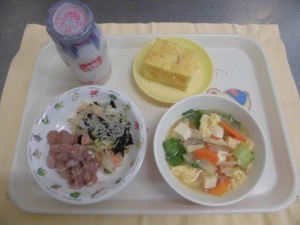 金時豆の甘煮・みそかき卵汁・シラスあえ ≪おやつ≫　牛乳・りんごケーキ