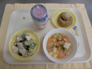 コッペパン・チリコンカン風スープ・りんごサラダ ≪おやつ≫　牛乳・ほうれん草ドーナツ