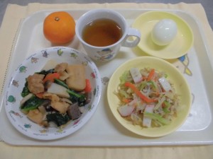 治部煮（石川県金沢市の郷土料理）・おかかあえ・みかん ≪おやつ≫　麦茶・ゆで卵