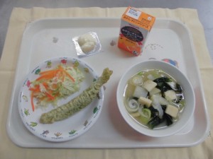 ししゃものいそべ揚げ・凍り豆腐のみそ汁・せんキャベツ ≪おやつ≫　オレンジジュース・どうぶつチーズ