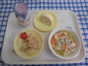 凍り豆腐の甘辛がらめ・寄せ鍋汁・プチトマト ≪おやつ≫　牛乳・ロールケーキ