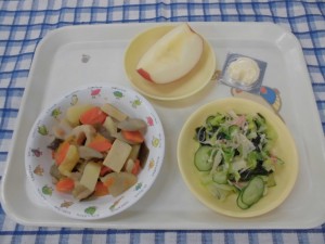 根菜煮・青じそあえ ≪おやつ≫　りんご（サンふじ）・どうぶつチーズ