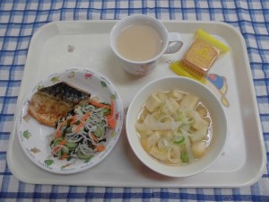 さばの香味焼き・凍り豆腐のみそ汁・しらすあえ ≪おやつ≫　ミルクティ・ビスケット