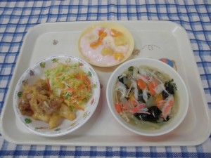 甘納豆パン・鶏肉のカレーソース・コンソメスープ・添え野菜 ≪おやつ≫　フルーチェ