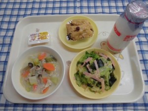 食パン・はちみつ＆マーガリン・豆乳スープ・カレードレッシングサラダ ≪おやつ≫　牛乳・黒糖むしパン