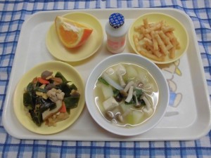 茎わかめの五目煮・みそ汁・いよかん ≪おやつ≫　ヨーク・きなこマカロニ