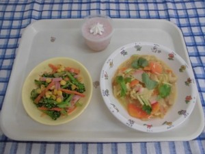 親子丼・変わりおかかあえ ≪おやつ≫　いちごミルクゼリー 