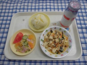 麻婆豆腐・バンサンスー・トマト ≪おやつ≫　牛乳・チーズむしパン