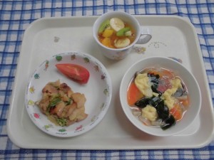 甘納豆パン・タンドリーチキン・野菜卵スープ・トマト ≪おやつ≫　フルーツポンチ