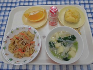 凍り豆腐のひき肉あんかけ・みそ汁・オレンジ ≪おやつ≫　ヤクルト・野菜むしパン