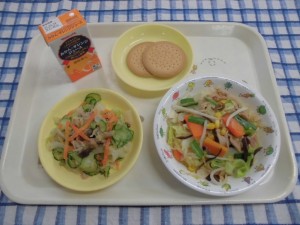 中華風野菜炒め・ごま酢あえ ≪おやつ≫　オレンジジュース・ビスケット