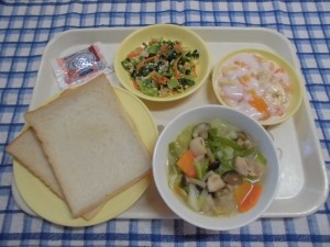 食パン・いちごジャム・カレースープ・みそいり卵 ≪おやつ≫　フルーチェ