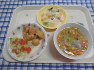 コッペパン・揚げ魚のオーロラソース・レタススープ・添え野菜 ≪おやつ≫　ヨーグルトあえ