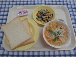 食パン・いちご＆マーガリン・ビーフンスープ・ひじきのマヨネーズサラダ