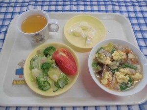 コッペパン・韓国風卵スープ・ヨーグルトドレッシングサラダ・トマト ≪おやつ≫　りんごジュース・チーズキャッチ