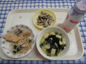 さばの竜田揚げ・凍り豆腐のみそ汁・おひたし ≪おやつ≫　牛乳・ごまマカロニ