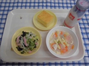 レーズンパン・マカロニシチュー・カレードレッシングサラダ ≪おやつ≫　牛乳・レモンケーキ