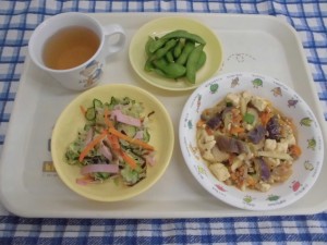 なす入り麻婆豆腐・ハムと昆布のあえもの ≪おやつ≫　麦茶・枝豆