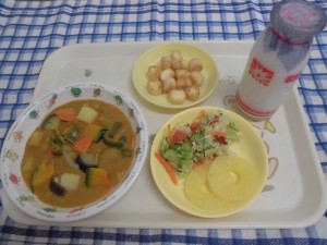 夏野菜カレー・福神あえ・パイン ≪おやつ≫　牛乳・おふラスク