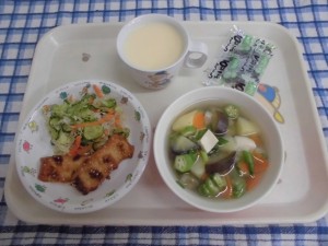 竹輪のかば焼き・夏野菜のみそ汁・ゆかりあえ ≪おやつ≫　手作りのむヨーグルト・黒豆