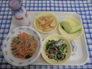 ビビンバ丼・海藻サラダ・メロン ≪おやつ≫　牛乳・フレンチポテト