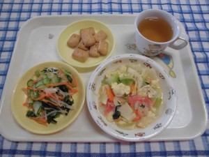 コッペパン・カニあん豆腐・台湾風あえもの ≪おやつ≫　麦茶・カンパン