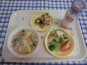 甘納豆パン・シルバースープ・フレンチサラダ・トマト ≪おやつ≫　牛乳・岩石揚げ