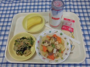 じゃがいものそぼろ煮・納豆あえ ≪おやつ≫　牛乳（いちごミルメーク）・バナナ