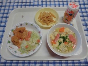 コッペパン・鶏肉のオーロラソース・ふわふわスープ・添え野菜 ≪おやつ≫　ジョア・マカロニきなこ