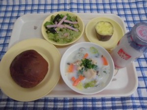 ココアパン・スキムミルクスープ・カレードレッシングサラダ ≪おやつ≫　牛乳・ふかし芋