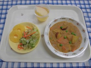 さつまいもカレー・福神あえ・パイン ≪おやつ≫　りんごゼリー