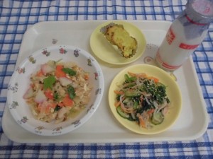 親子丼・ほうれん草の中華あえ ≪おやつ≫　牛乳・スイートポテト