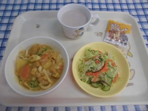 カレーうどん・こんぶあえ ≪おやつ≫　ミルクココア・エビアーモンド