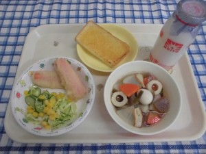 ソーセージの天ぷら・おでん汁・添え野菜 ≪おやつ≫　牛乳・みそトースト