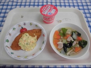 コッペパン・白身魚フライタルタルソース・わかめスープ・プチトマト ≪おやつ≫　ヨーグルト