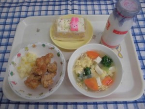 鶏肉の唐揚げ・みそかき卵汁・コーンポテト ≪おやつ≫　牛乳・ケーキ