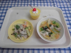 コッペパン・野菜ワンタンスープ・れんこんと昆布のサラダ ≪おやつ≫　手作りプリン