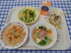 チキンライス・カニ卵スープ・あえもの ≪おやつ≫　オレンジジュース・豆せんべい