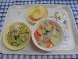 コッペパン・クラムチャウダー・野菜サラダ ≪おやつ≫　りんご（サンふじ）・どうぶつチーズ