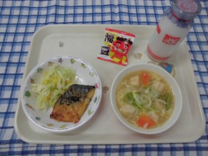 さばのごまみそ焼き・むらくも汁・せんキャベツ ≪おやつ≫　牛乳・福豆